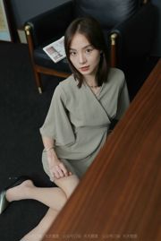 [IESS 奇思趣向] Модель: Xiaoliu «Серая короткая юбка очень очаровательна»